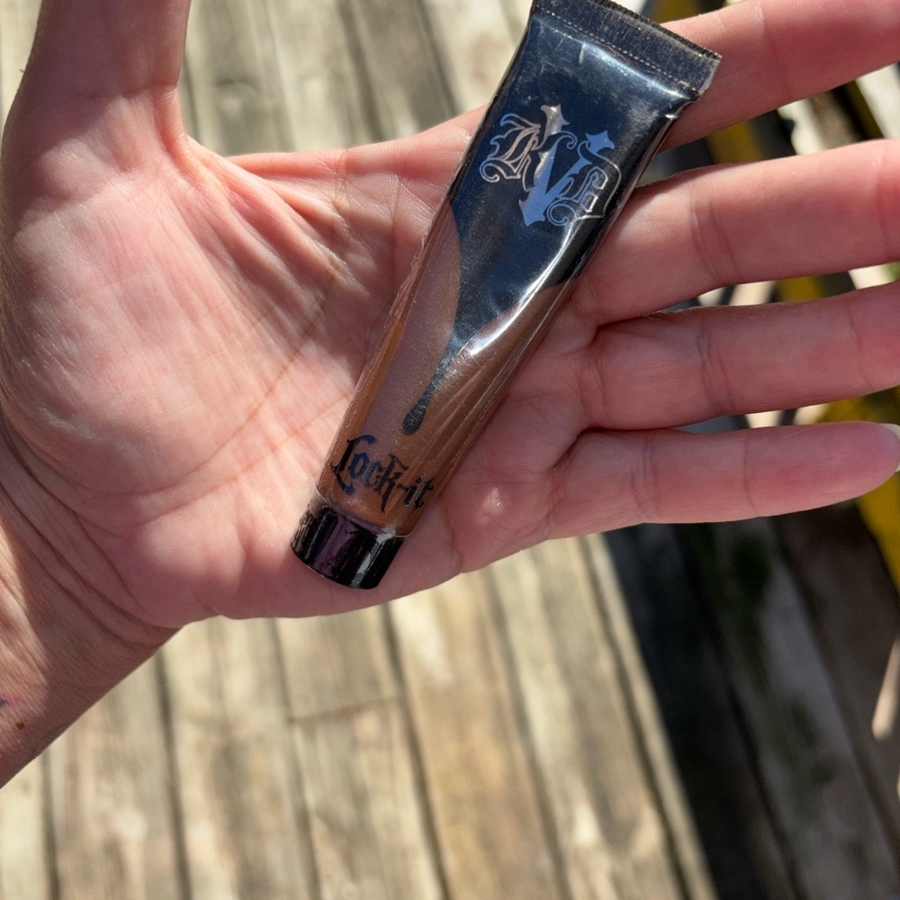 Kat Von D Lock-It Foundation - Tan